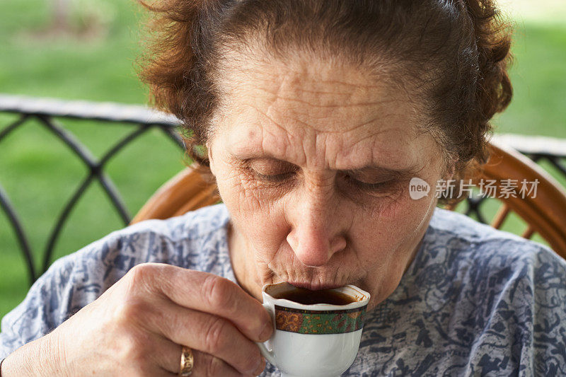 喝土耳其咖啡的老妇人