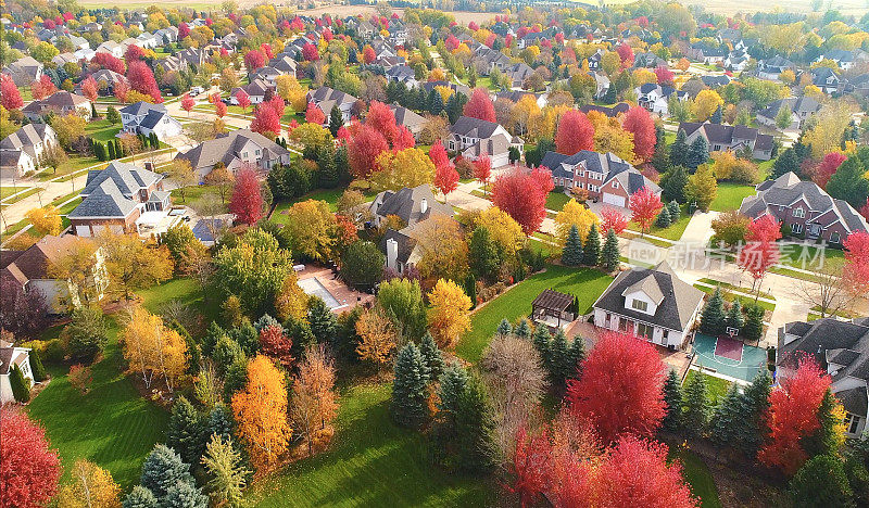 令人惊叹的鸟瞰田园诗般的秋天街区。