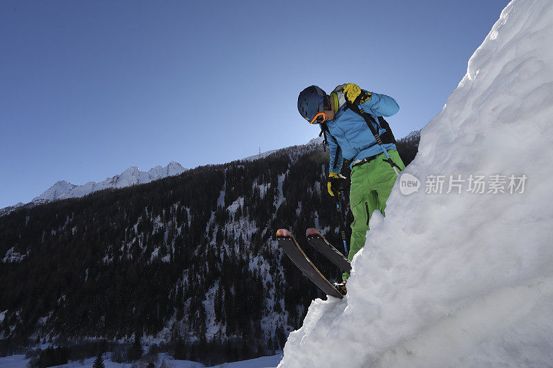 滑雪者用登山皮攀登陡峭的雪坡