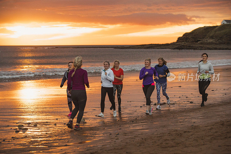 一群女人在海滩上慢跑
