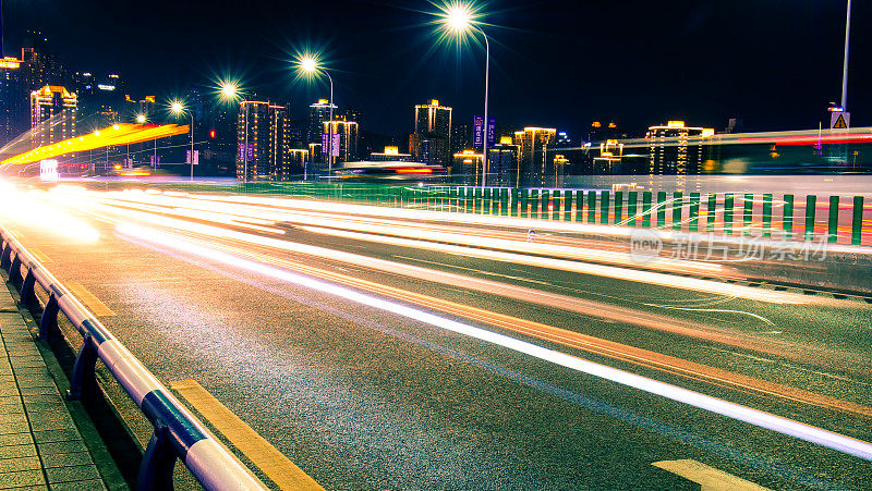 夜间城市道路交通