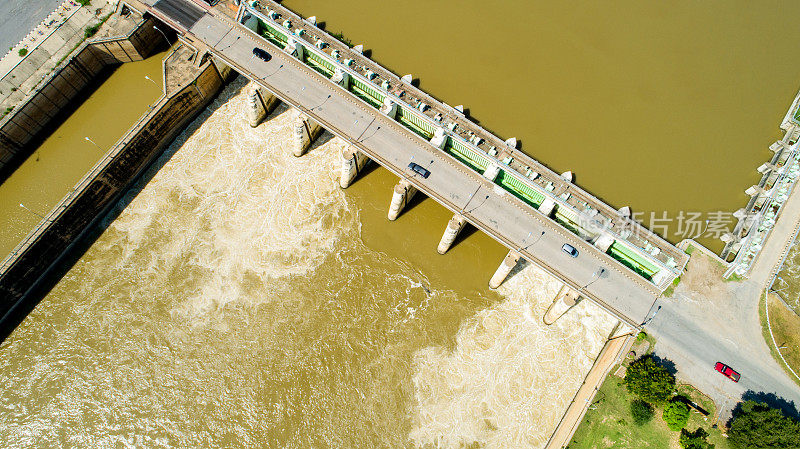 空中拍摄春洪水，奔流水电站大坝