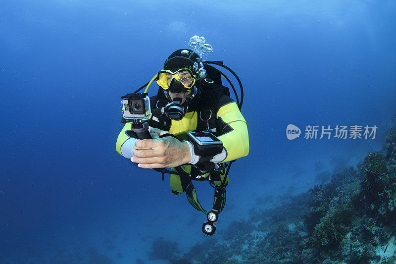 潜水员在水下使用GoPro潜水