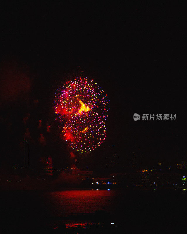 芭堤雅港口上空的烟花