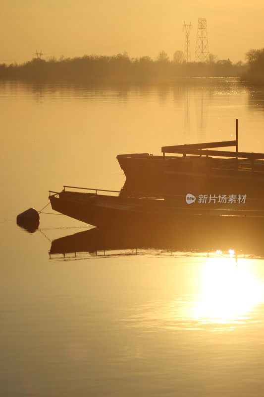 河上缤纷的日落