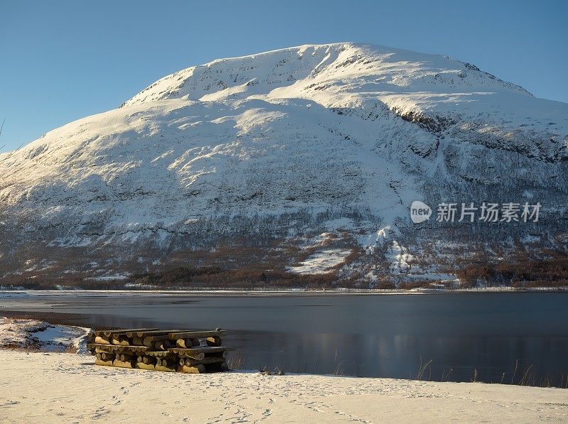 林根阿尔卑斯的雪峰和峡湾