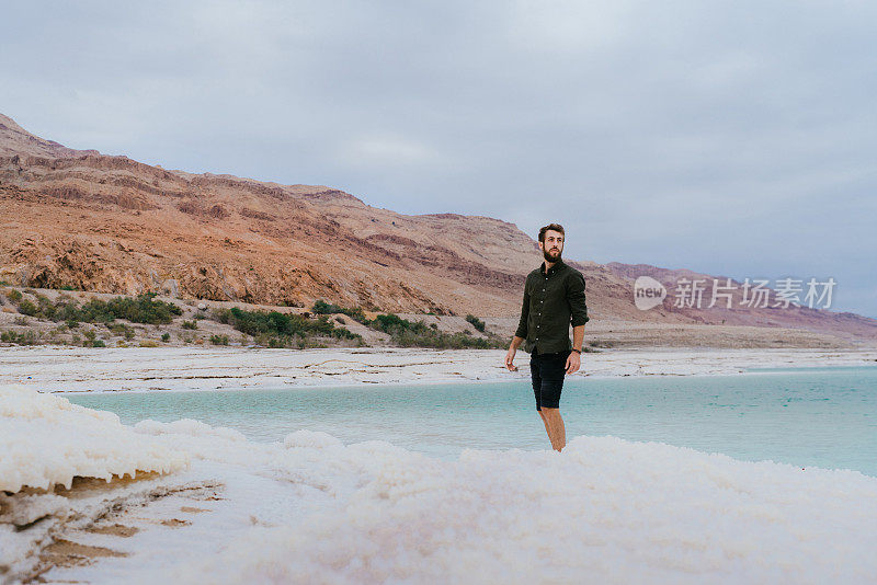 在死海附近散步和休息的人