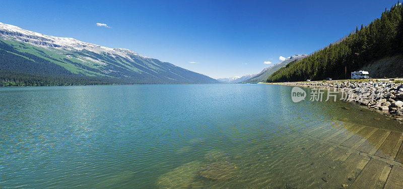 加拿大落基山脉的驼鹿湖全景，加拿大不列颠哥伦比亚省