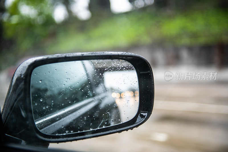 阴雨天气下的汽车侧视镜