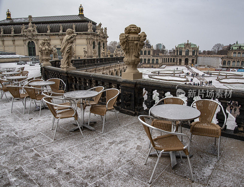 德国德累斯顿，咖啡馆的桌椅外面是雪