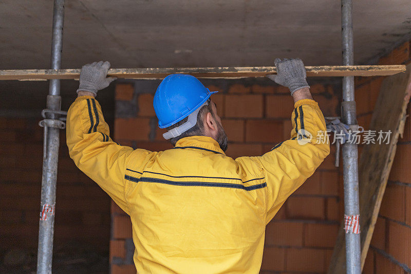 建筑工地上的建筑工人