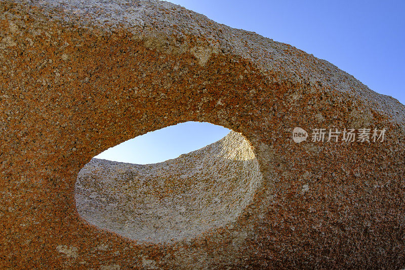 在美丽的夏日里，法国布列塔尼的粉红色花岗岩海岸上，大自然塑造的岩石