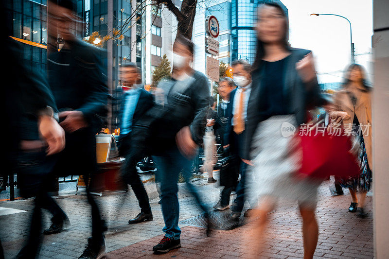 下班路上被模糊的商务人士