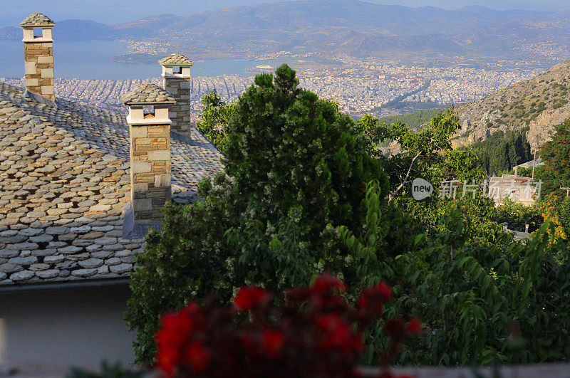 希腊Pelion的Makrinitsa村清晨Volos港的景色