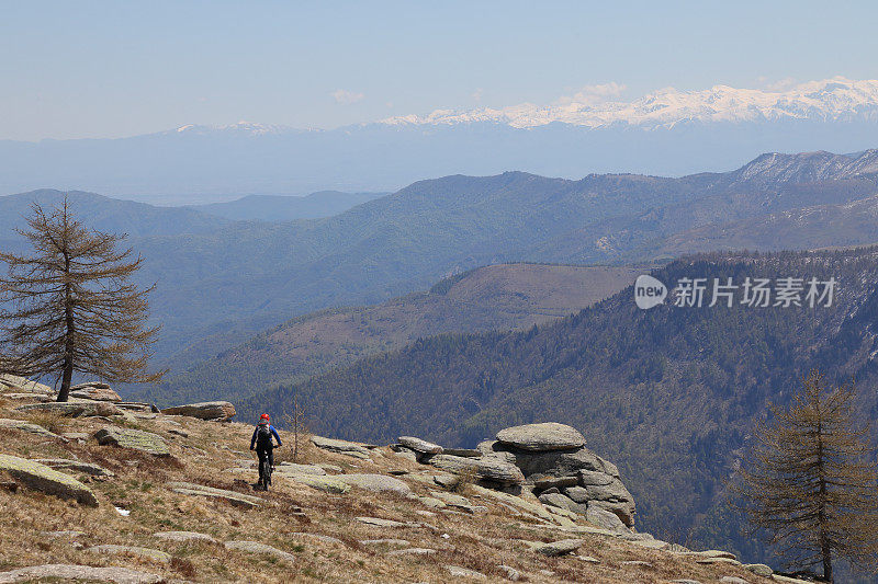 女山地自行车下山草坡