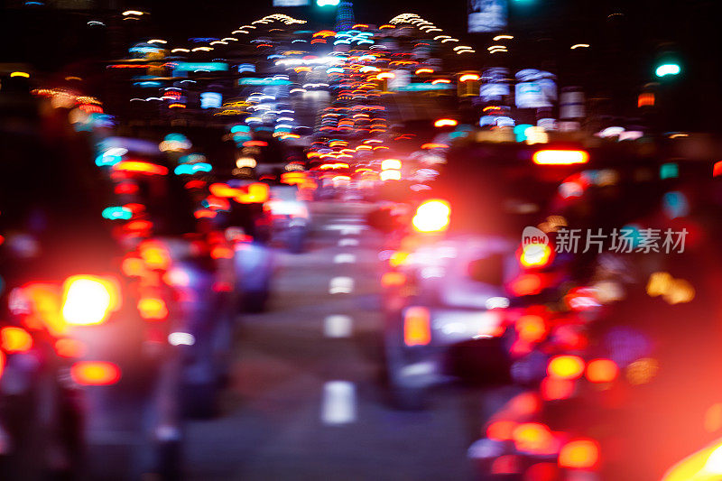 狮子门大桥在夜间模糊的交通运动