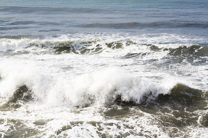 波尔图海滩上的海浪