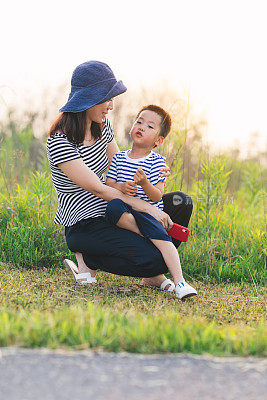 年轻的妈妈和充满爱意的儿子在一起玩耍