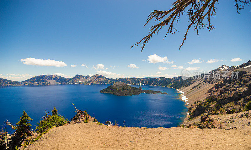 火山口湖与巫师岛的全景