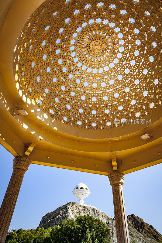 阿曼马斯喀特穆特拉的香炉塔旁的装饰圆顶