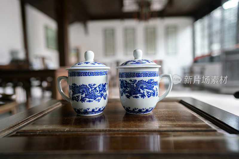 桌上放着中国古代风格的茶杯