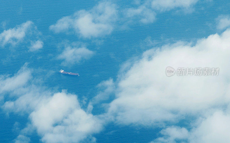 集装箱船在海上航行鸟瞰图