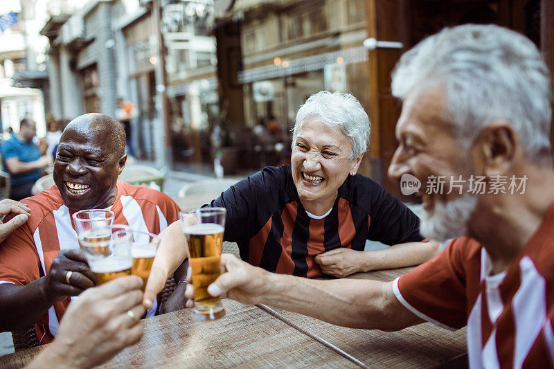 老年人喝啤酒