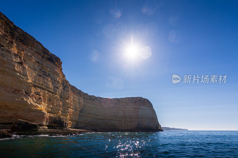 葡萄牙阿尔加维海岸的悬崖峭壁