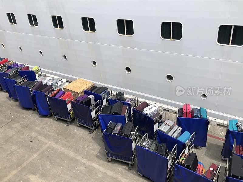 堆放在船上的行李