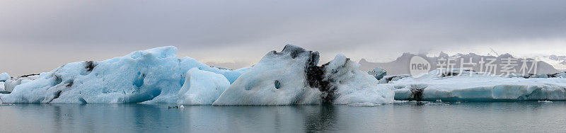 冰山漂浮在冰岛的Jokulsalon冰川泻湖上