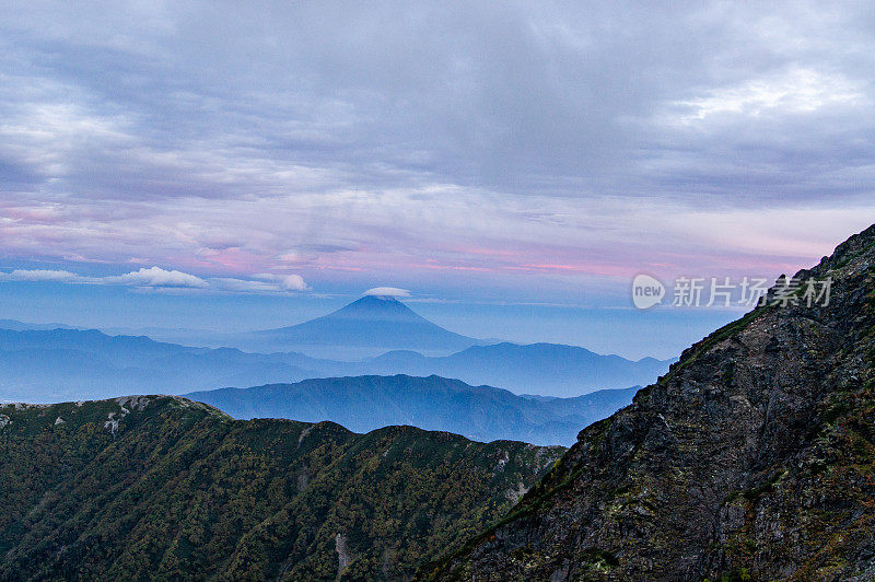 山梨县南阿尔卑斯基塔山的日落