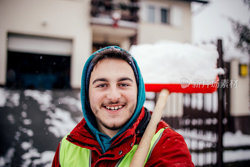 拿着雪铲的男人