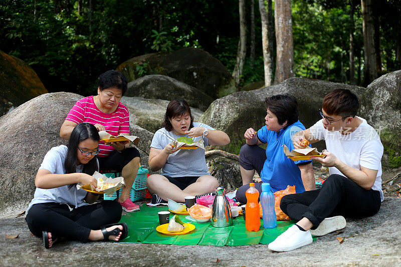 马来西亚家庭:周末外出野餐