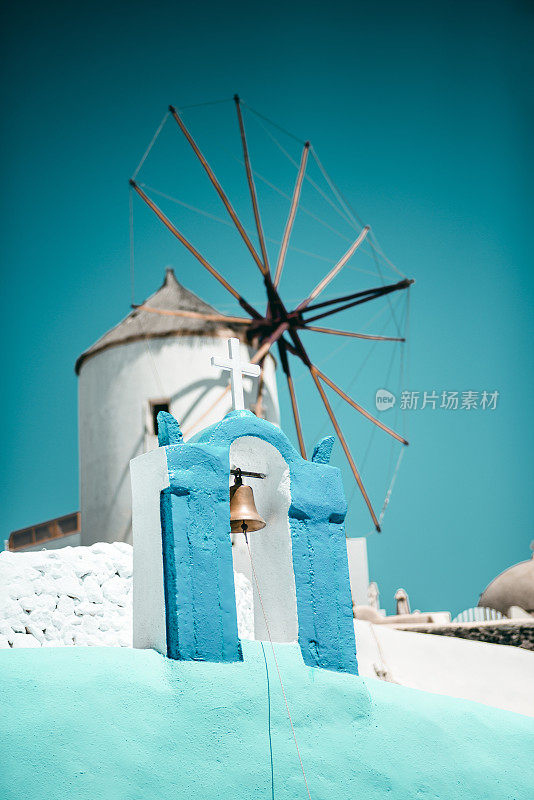 希腊圣托里尼教堂钟柱附近的风车
