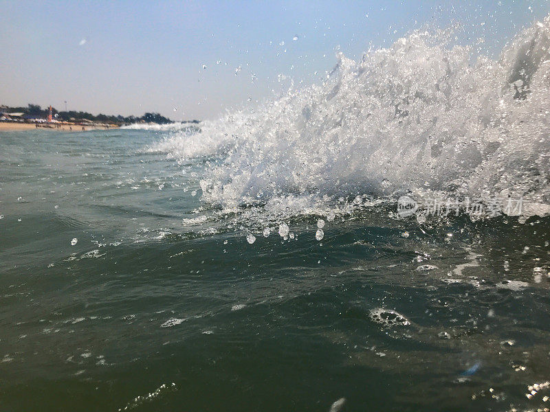 印度果阿，海浪冲向相机