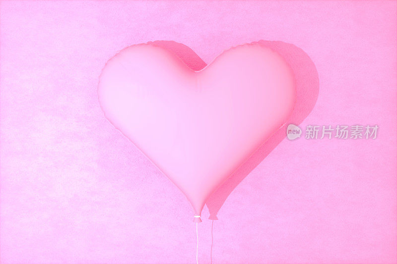 3D心脏气球与阳光在粉红色的混凝土墙上