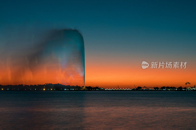 在沙特阿拉伯吉达南滨海大道上，可以看到法赫德国王喷泉的全景，这是世界上最高的喷泉，背景是美丽的日落