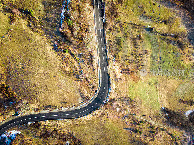 鸟瞰冬季景观中蜿蜒的道路和发夹弯道