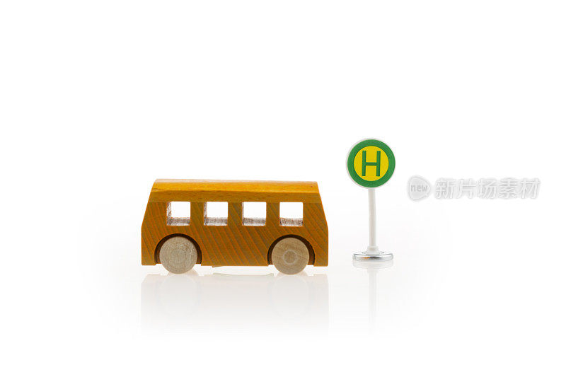 公共汽车站和玩具车