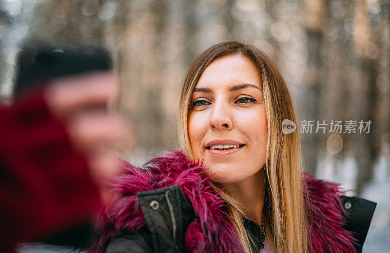 美丽的女人在雪山里自拍