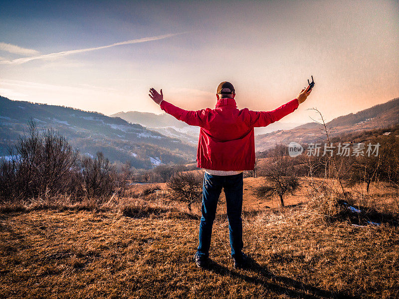 快乐独立的人独自在山川风景中