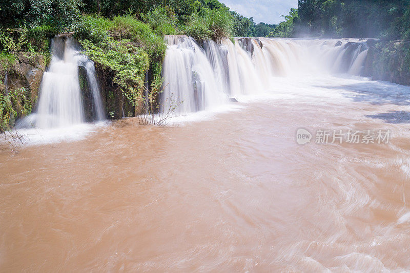 惊险的瀑布瀑布(Tad)在热带国家老挝Pakse