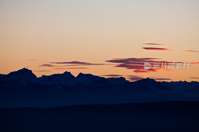 瑞士阿尔卑斯山上的日落