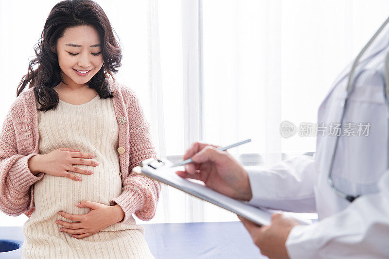 医生给孕妇检查身体