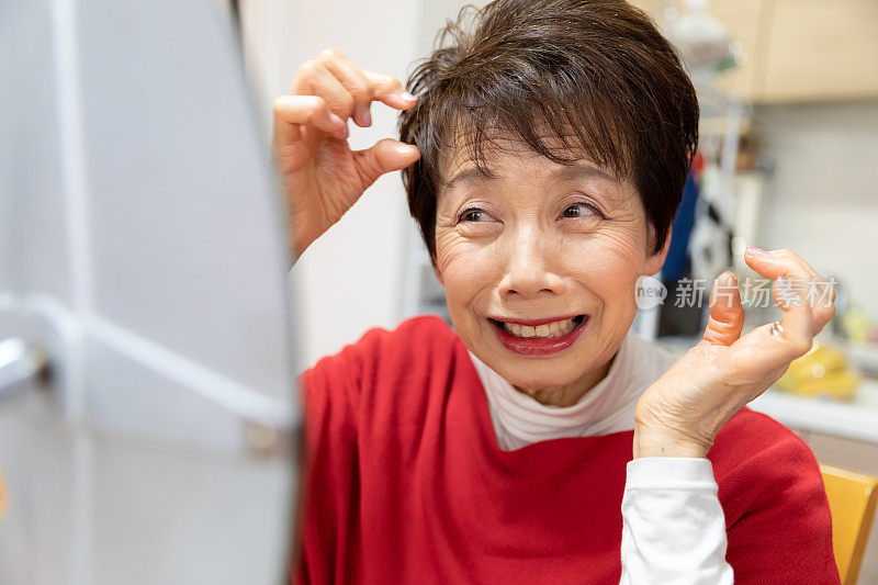 一位年长的女士早上在准备