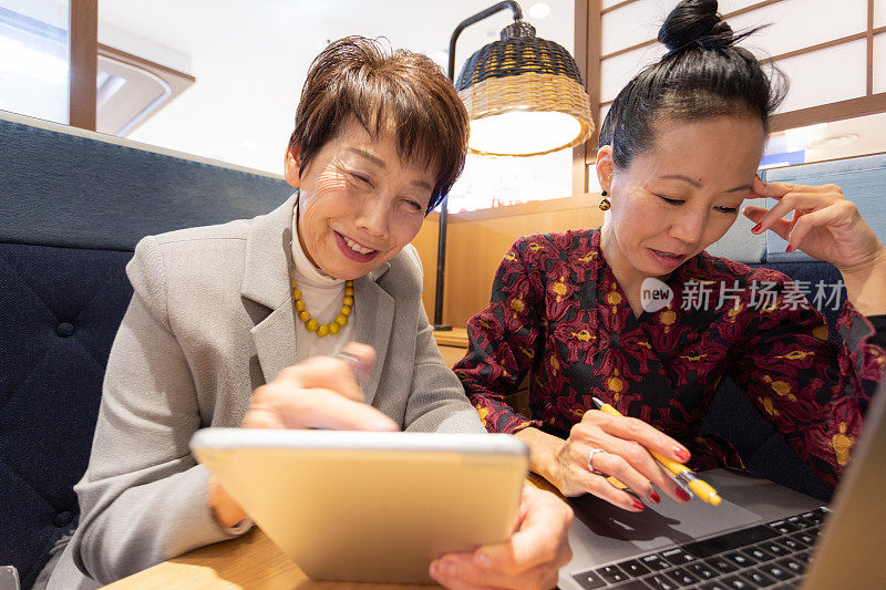 日本妇女开会