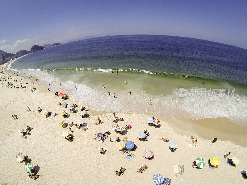 鸟瞰图科帕卡巴纳海滩在巴西里约热内卢