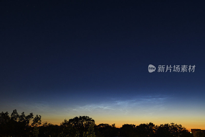 夜光云或夜晚闪亮的云在黑暗的夜空