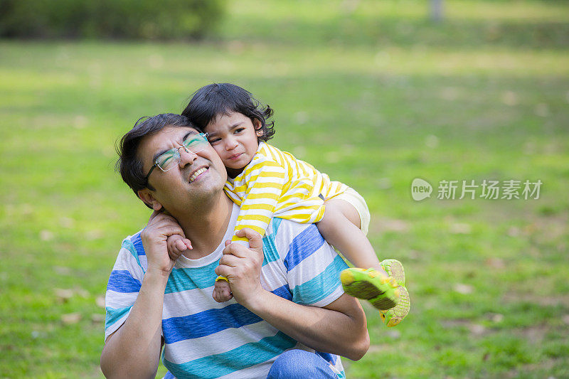 快乐的父亲和女儿的股票照片