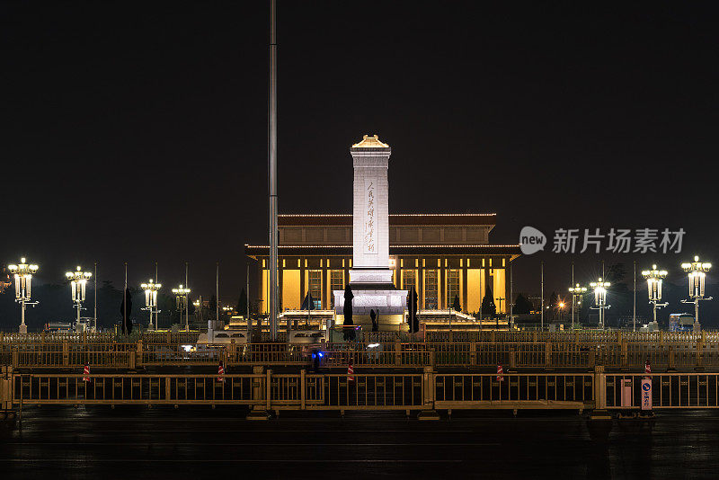 天安门广场上的人民英雄纪念碑和毛主席纪念堂夜景